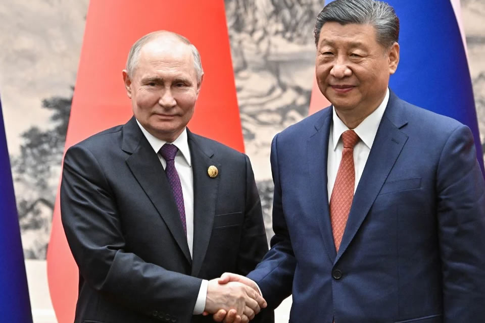 Xi Jinping recebe Putin na China e elogia relação propícia à paz mundial