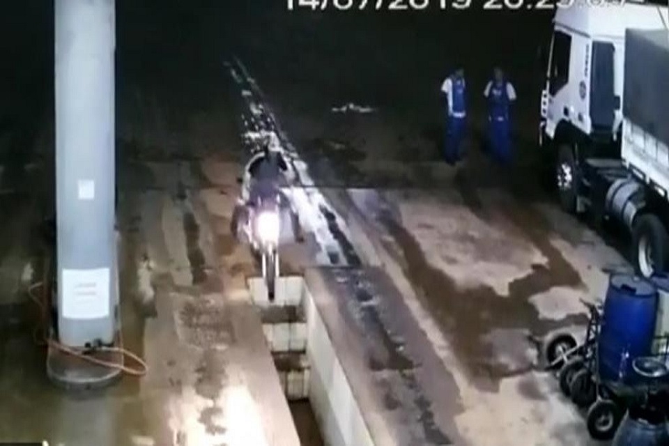 Vídeo: Motociclista entra num ambiente de lubrificação em um posto de combustíveis, em Vilhena