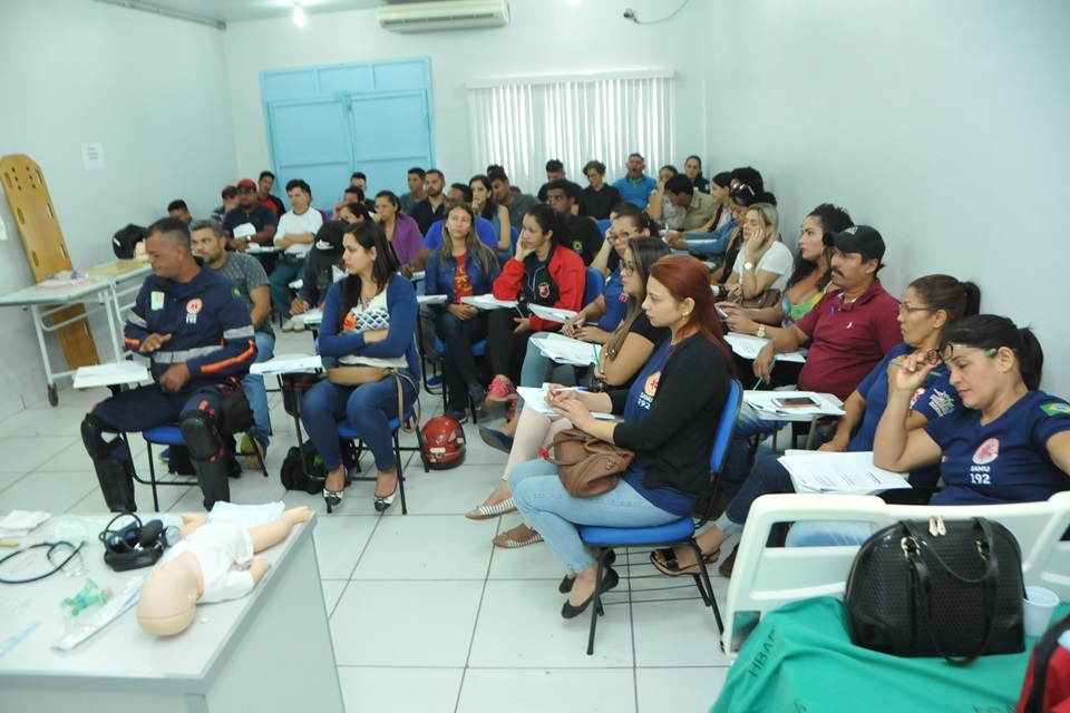 Enfermeiros e técnicos de enfermagem participam de curso de emergências pediátricas