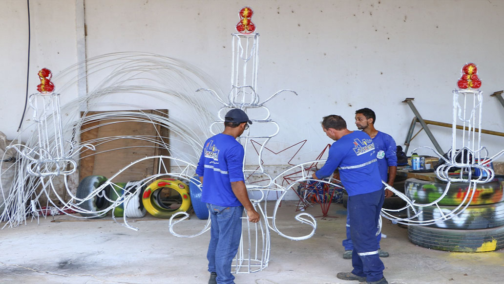 Enfeites já estão sendo preparados para o Natal