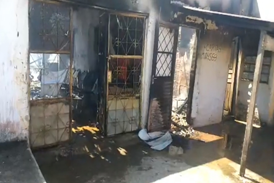 Casa é totalmente destruída por incêndio na zona Sul de Porto Velho