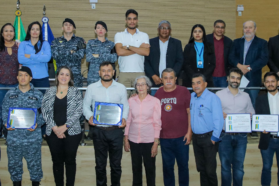 Cláudia de Jesus faz homenagem a policiais, advogados e a OAB Rondônia