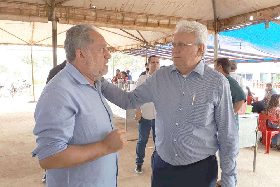 Feira livre agora conta com mesas expositoras em aço inox