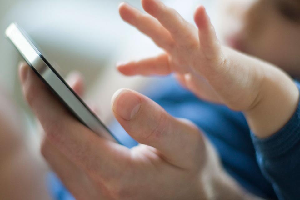 Ato libidinoso: Pai encontra foto de pênis no celular do filho ao fazer fiscalização de rotina