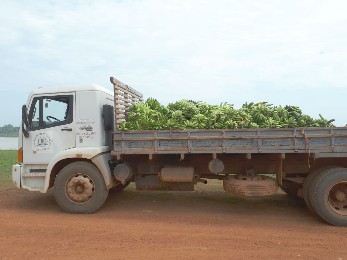 Agricultores são beneficiados pela Prefeitura com transporte da mercadoria até a Feira do Produtor