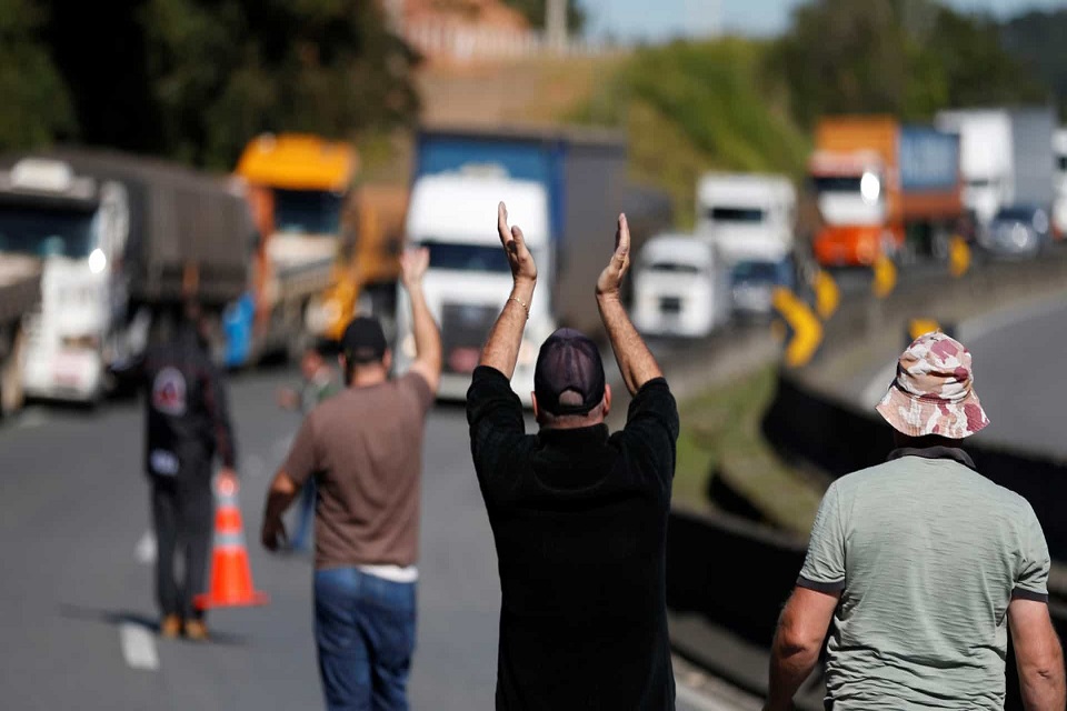 Ministro se reunirá com caminhoneiros para evitar paralisação