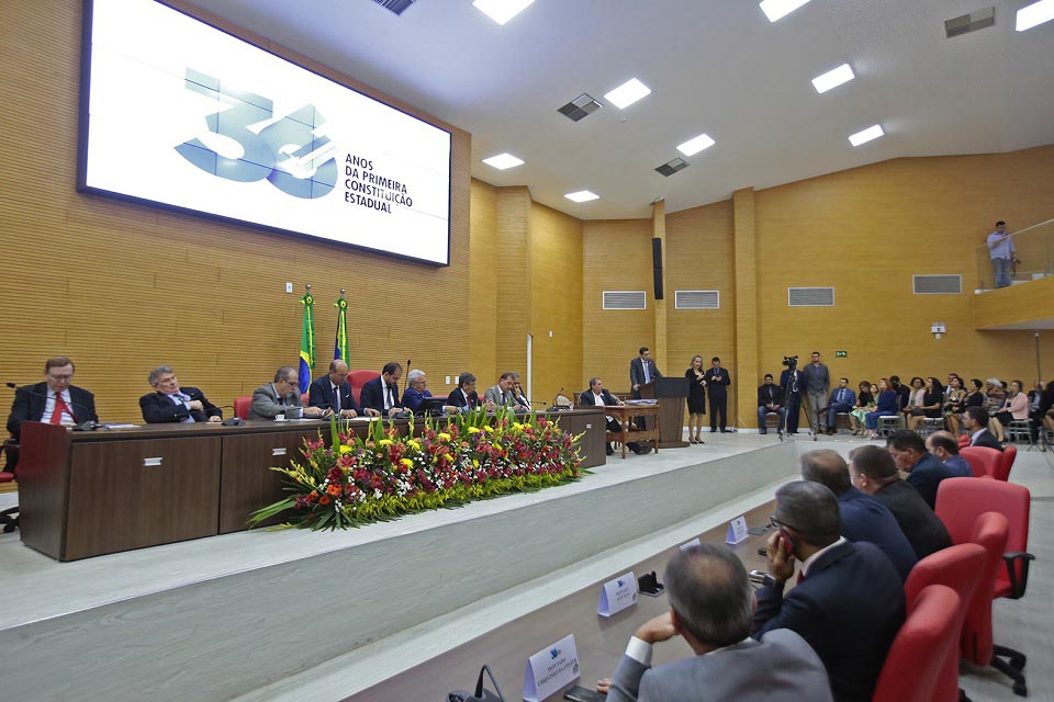 Emoção e homenagens marcam Sessão Solene que comemorou os 36 anos da primeira Constituição Estadual