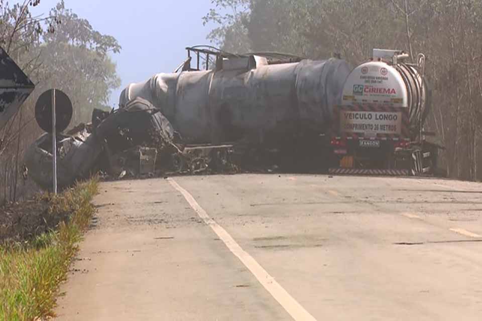 BR-364 é liberada dois dias após caminhões explodirem em acidente em RO
