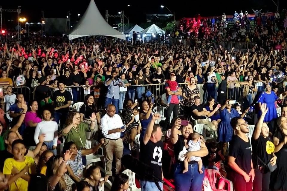 Alex Redano prestigia show do cantor gospel Fernandinho que atraiu moradores do Vale do Jamari