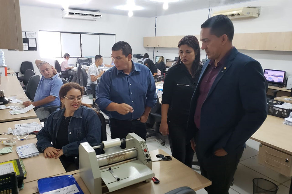 Deputado Eyder Brasil visita IICC e cobra respostas sobre carteiras de identidade