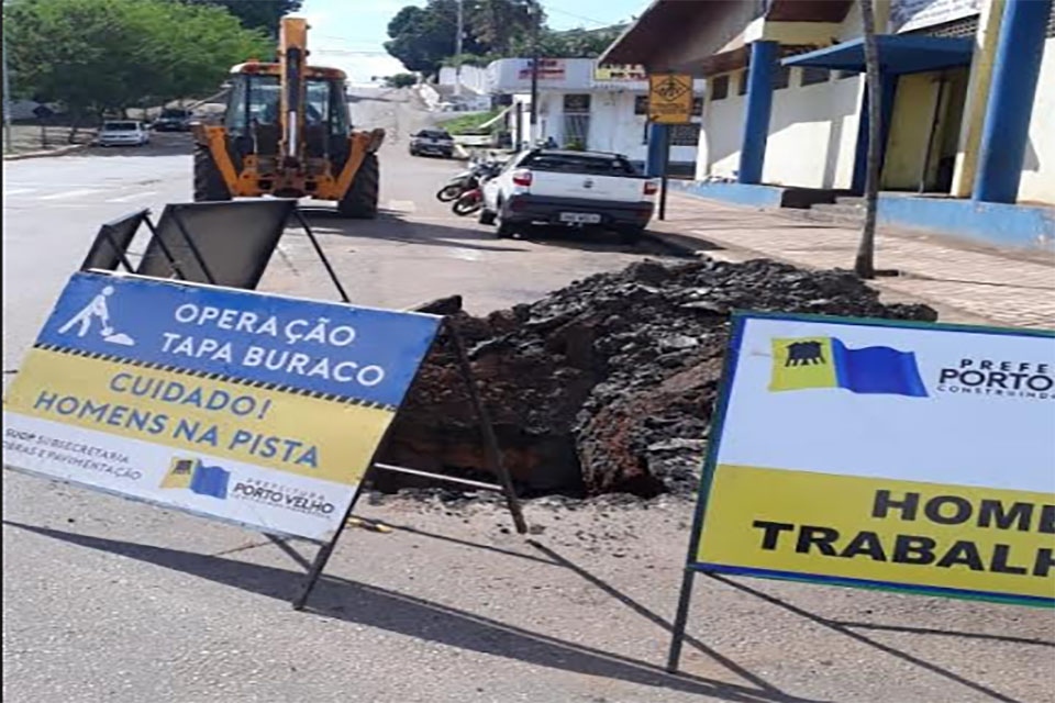 Prefeitura realiza trabalho de escoamento de águas no entorno do mercado central