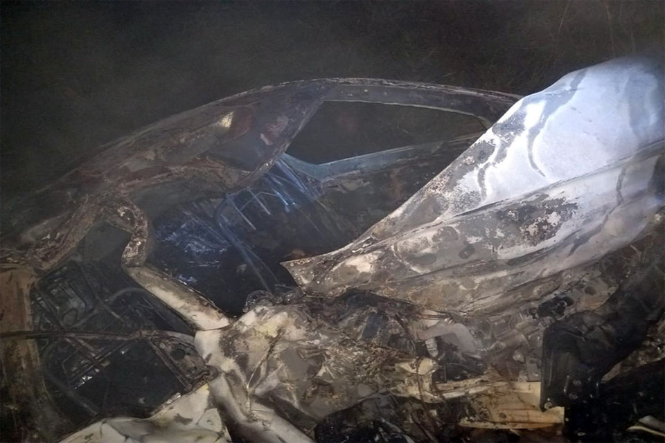 Colisão entre carro e carreta mata três pessoas da mesma família em Extrema