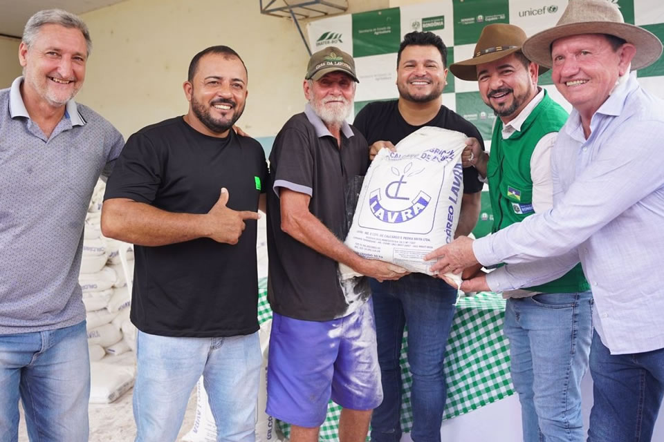 Marcelo Cruz investe na agricultura familiar com 30 toneladas de calcário para Cujubim