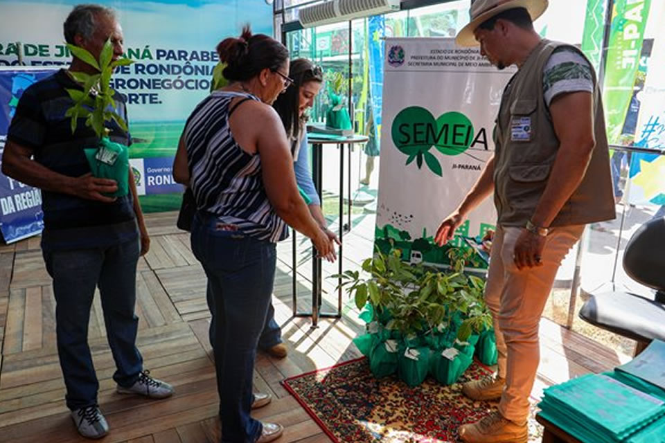 Semeia realiza distribuição de mudas durante a 11ª RRSI