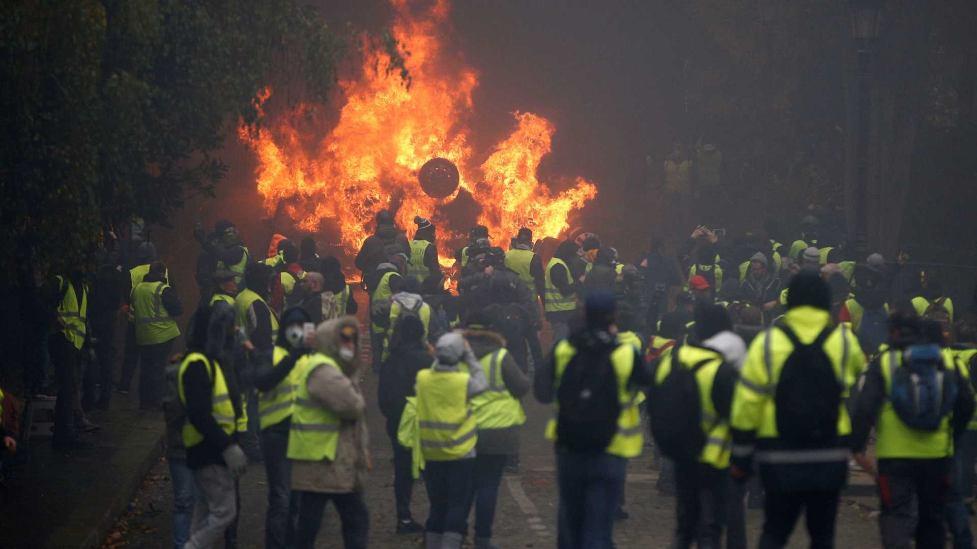 França começa a negociar com coletes amarelos