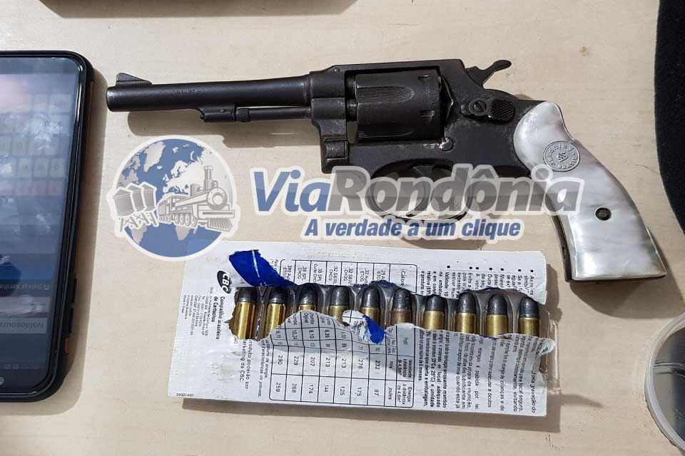 Motorista de aplicativo é  preso com arma dentro do carro