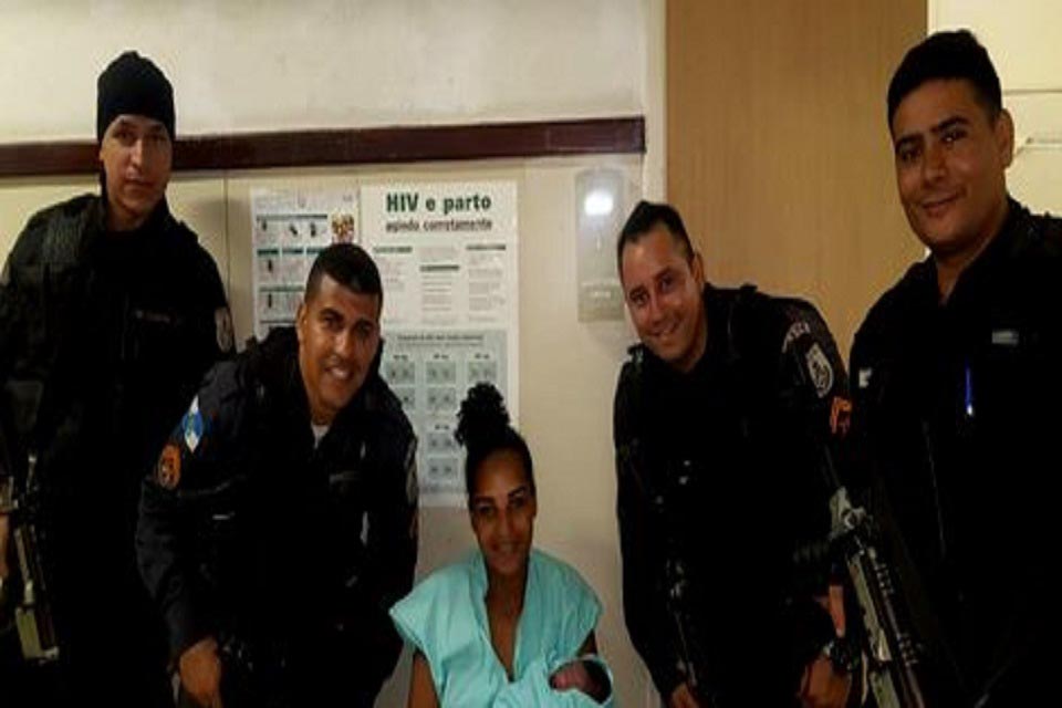 DEU RUIM! Mulher recebe ajuda de PM para dar à luz e é presa por estar foragida