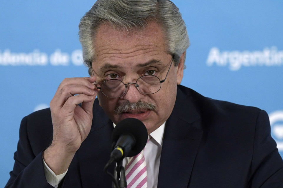 Justiça argentina bloqueia bens de ex-presidente Alberto Fernández