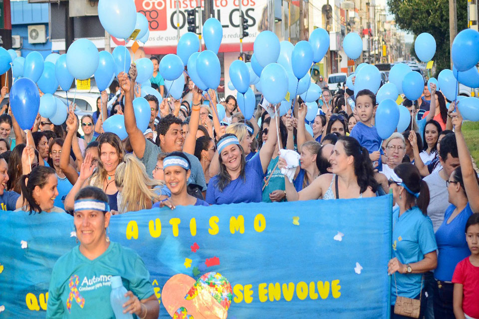 Caminhada pelo autismo reuniu pais, professores e servidores da Prefeitura