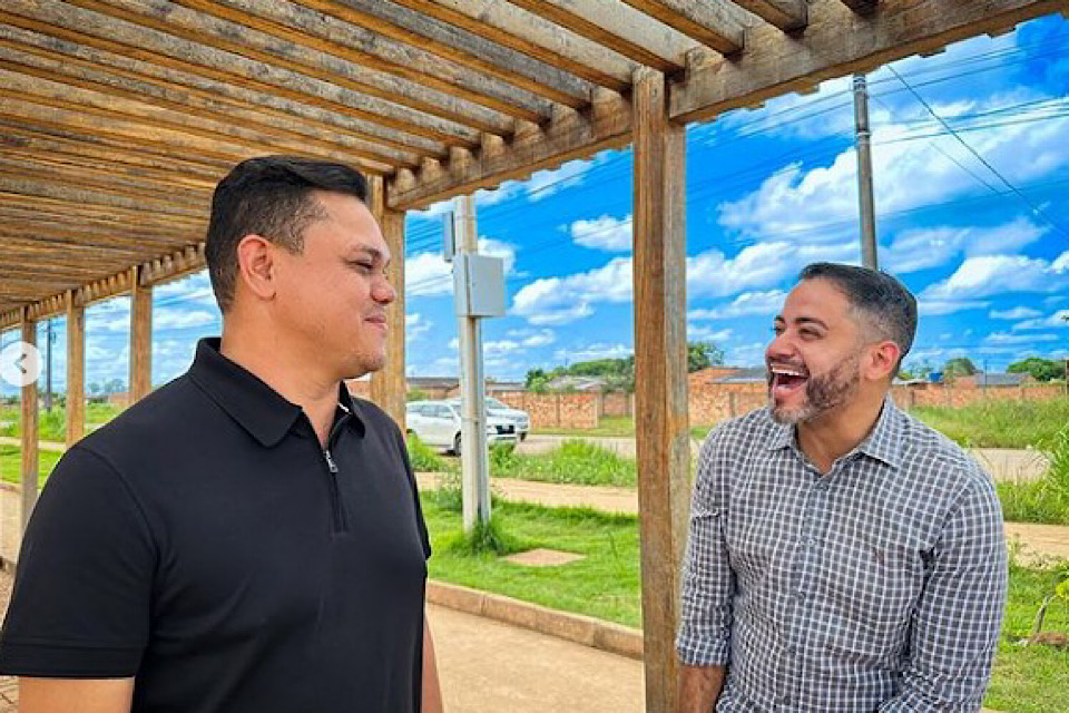 Vereador Isaque Machado e Diretor da Emdur Discutem Melhoria da Iluminação na Praça da Juventude