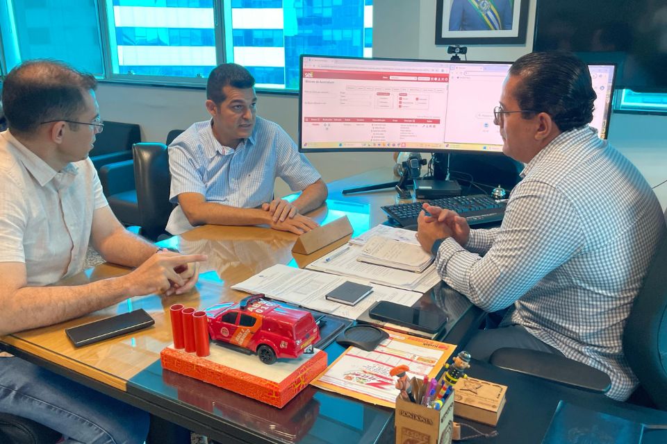 Vereador Adalto de Bandeirantes busca melhorias na segurança dos distritos de Porto Velho em reunião com secretário da SESDEC