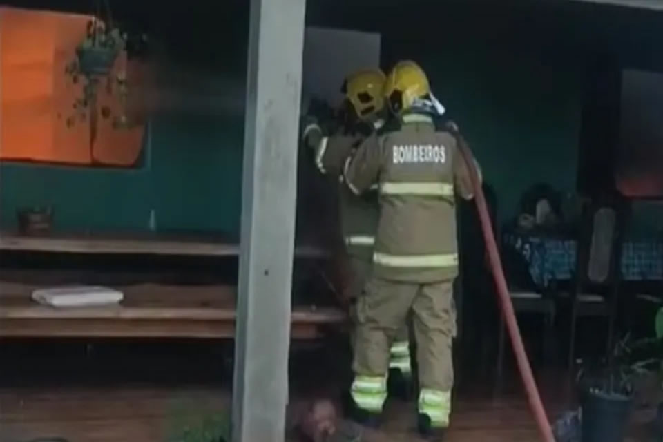 Homem incendeia casa da ex-esposa e é socorrido com o corpo em chamas