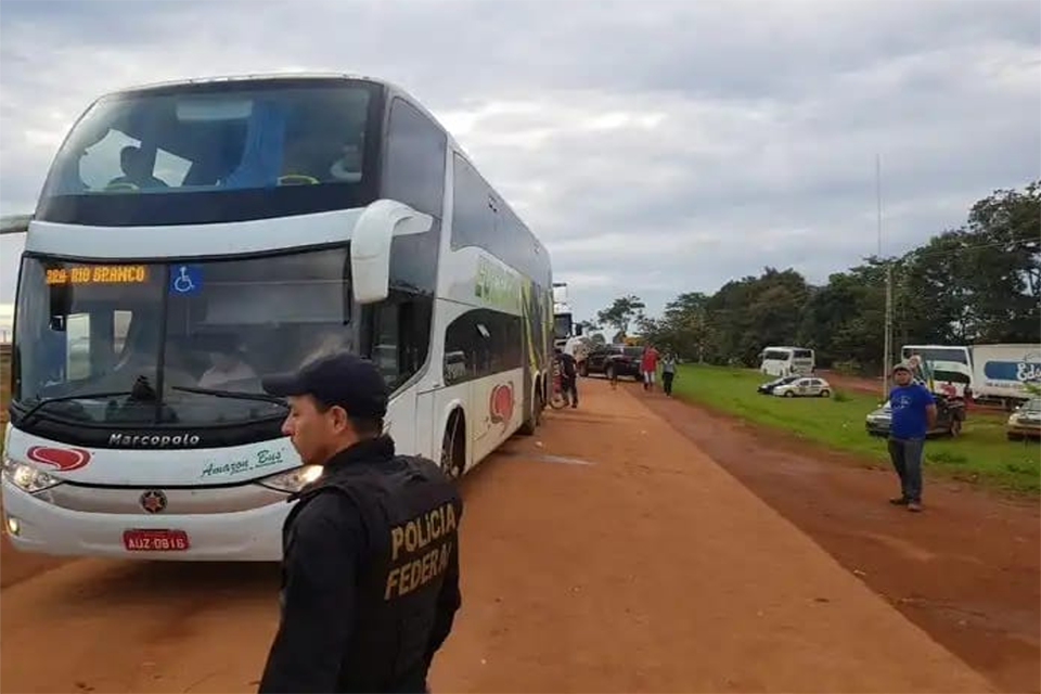 PRF e PF desbloqueiam BR-364 em Extrema, RO. Protesto já durava três dias