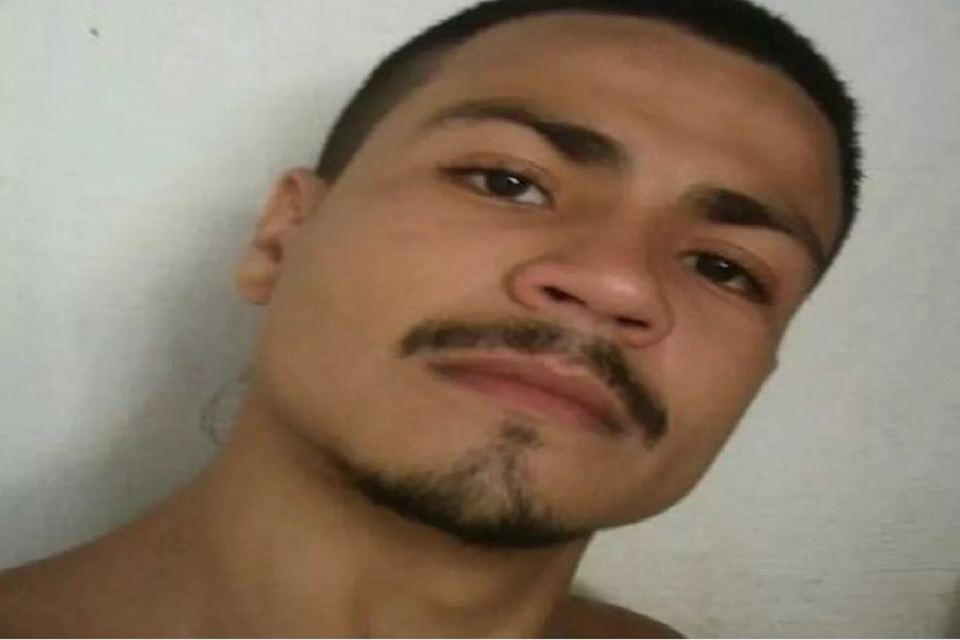 Fred Henrique Moreira Lima foi preso na quarta-feira (4) acusado de agressão, tortura e cárcere privado. Em 2020, ela espancou a mãe de seu filho.