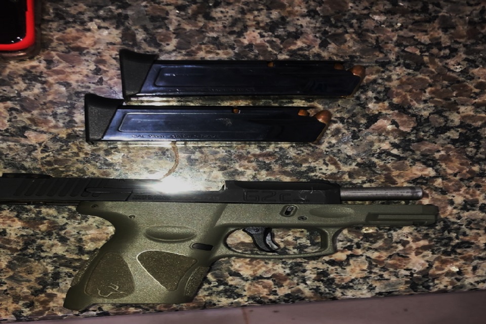 Diante do flagrante delito do crime de porte de arma de fogo, o suspeito e o produto do crime foram conduzidos à Delegacia de Polícia Civil.