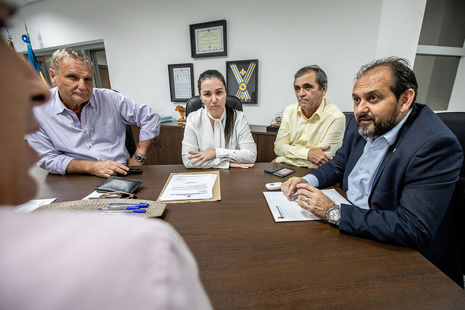 Presidente da Assembleia recebe lideranças de Chupinguaia