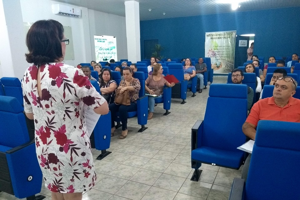 Gestores escolares recebem capacitação sobre atualização do cartão de vacina