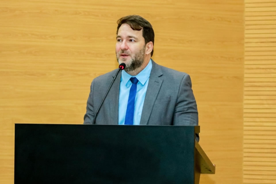 Alex Redano comemora PPP da iluminação pública de Ariquemes