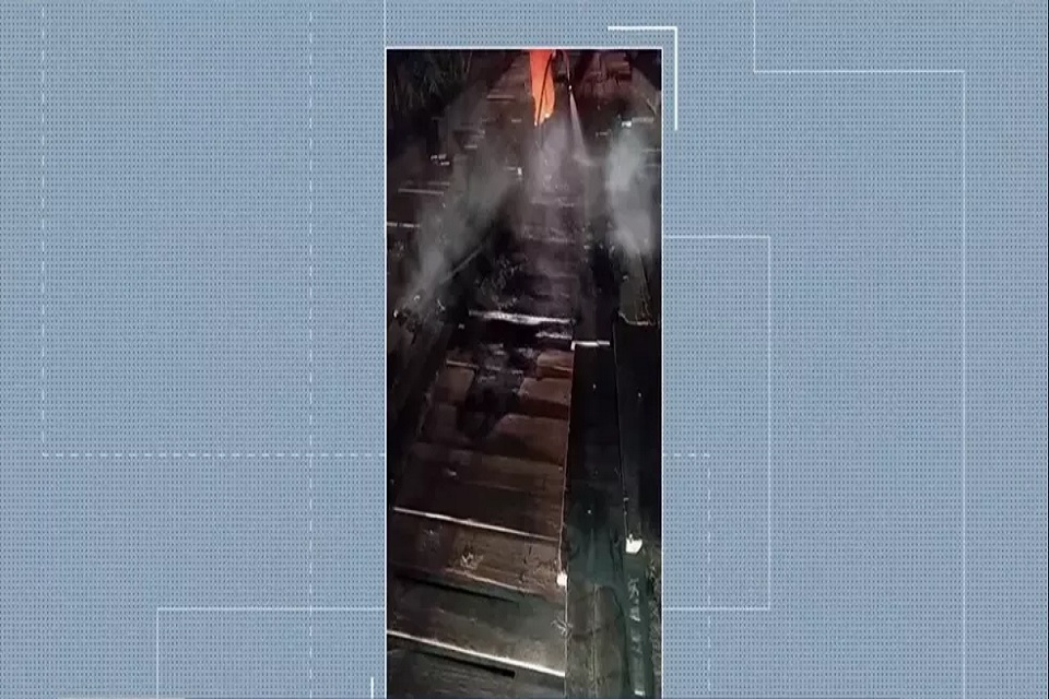 Chamas em ponte foram controladas pelos bombeiros, mas estrutura precisou ser interditada. Polícia Civil investiga o caso.