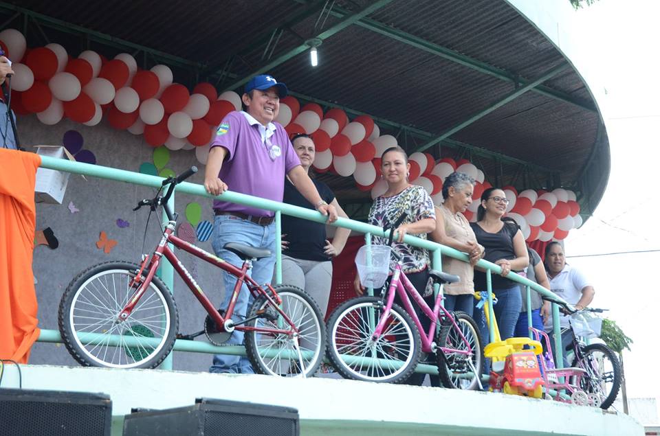 Dia das Crianças reúne milhares de crianças com sorteio de centenas de brinquedos