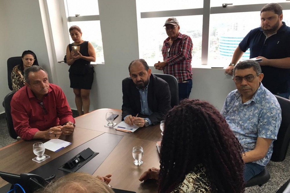 Laerte Gomes diz que é a favor da Gestão Democrática; deputados se comprometem em resolver a situação ainda neste ano