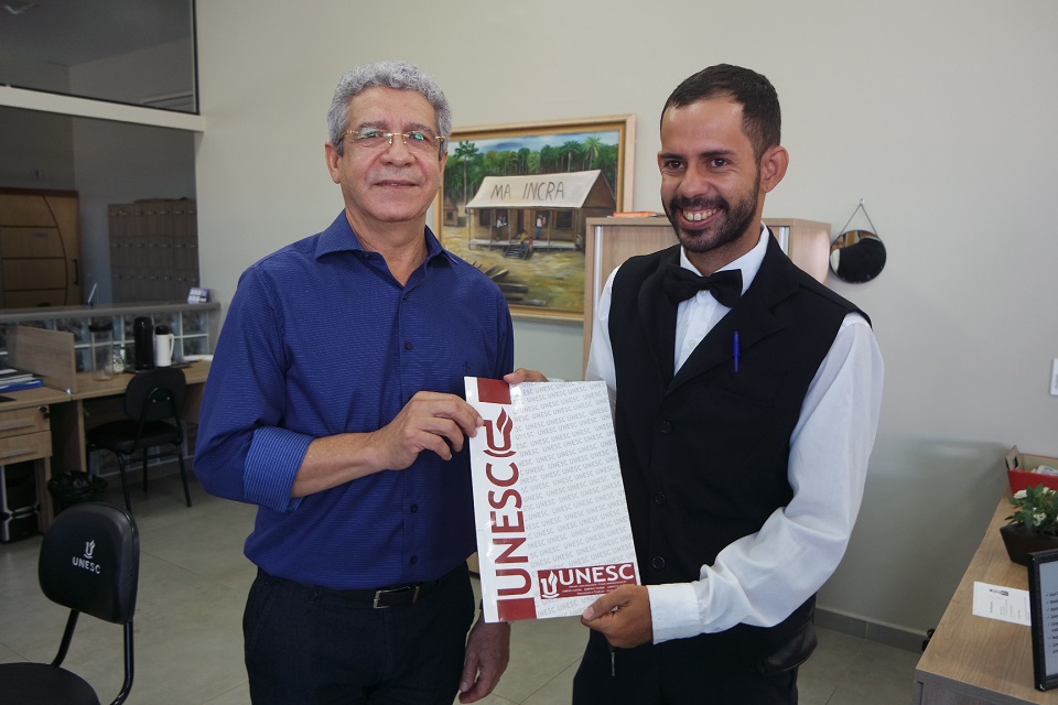 De garçom do semáforo a acadêmico e futuro administrador de empresas
