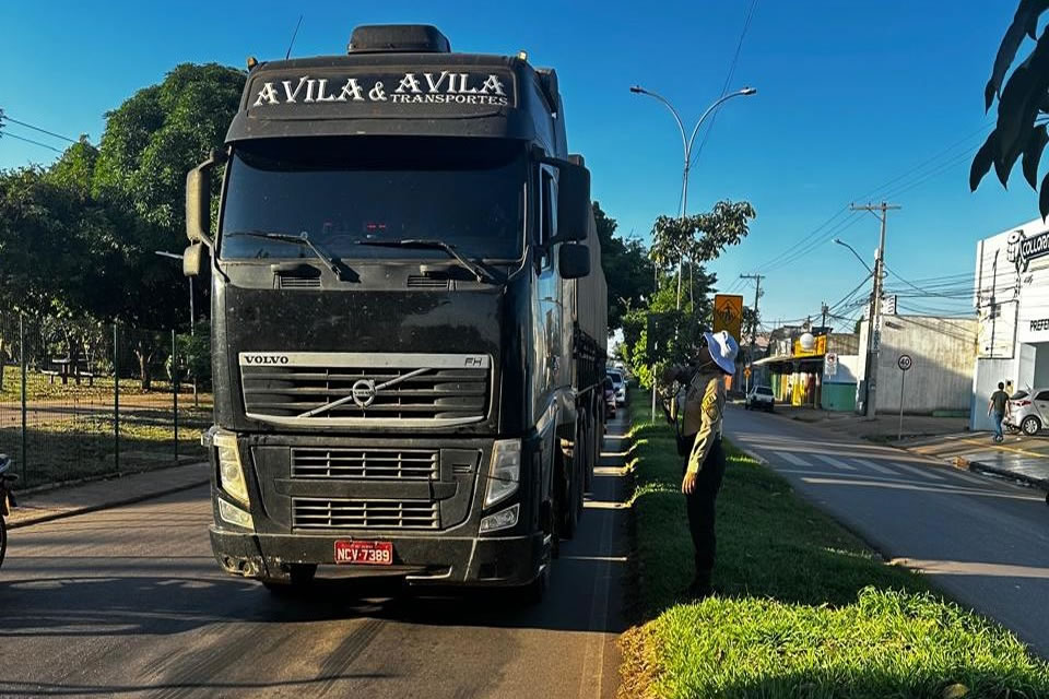 Prefeitura intensifica fiscalização para disciplinar o trânsito de veículos pesados na avenida Guaporé