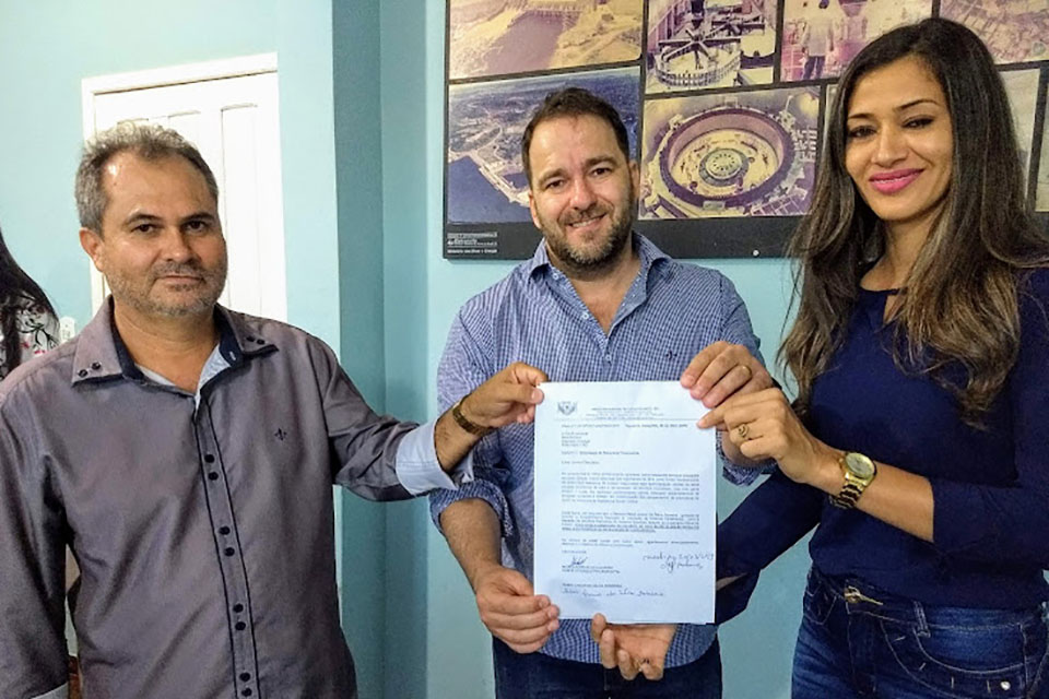   Deputado Alex Redado entrega material esportivo e assina emendas em Itapuã do Oeste