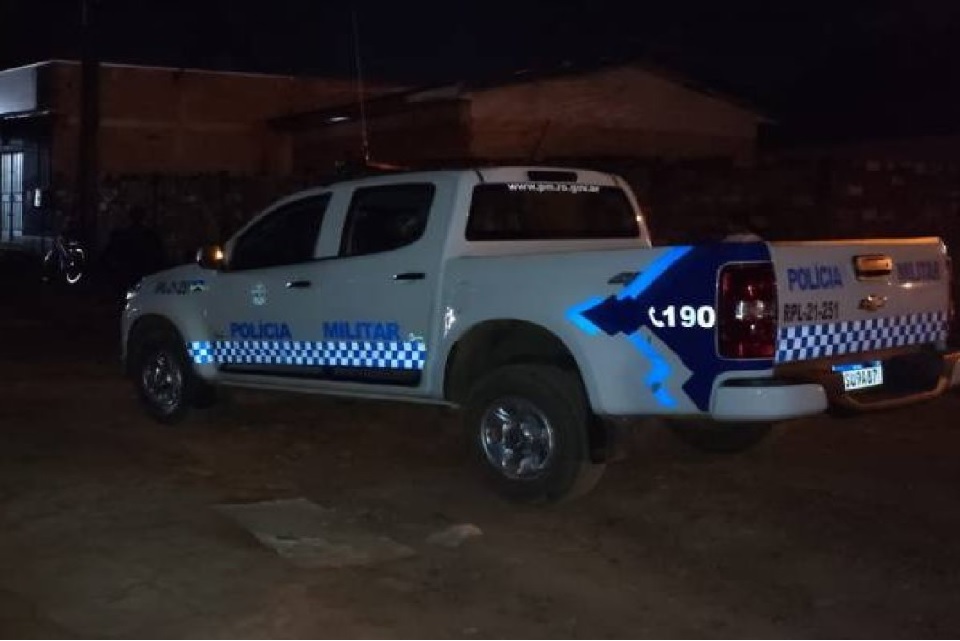 E durante a madrugada ela foi até o apartamento brava derrubou a porta de entrada na porrada.