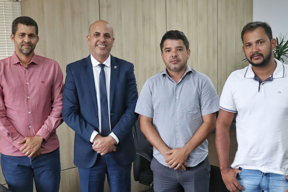 Deputado Ismael Crispin recebe prefeito e vereador de Corumbiara para celebrar parcerias e avanços no município