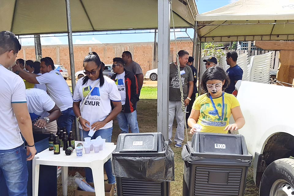 Servidores da Semur envolve comunidade  na coleta de resíduos durante evento