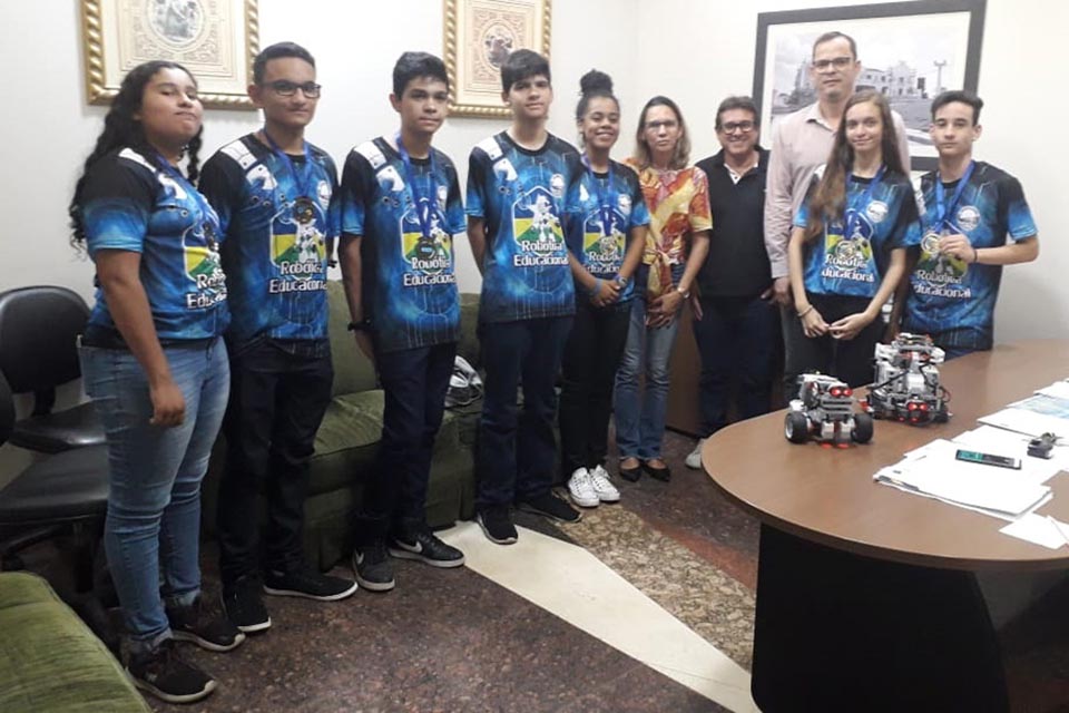 Classificados para o concurso estadual de robótica visitam Escola do Legislativo