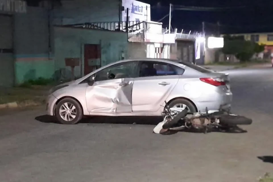 Motorista deixa motoboy ferido e foge do local após invadir preferencial