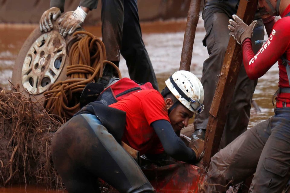 Bombeiros encontram carro submerso no rio Paraopeba; veja fotos