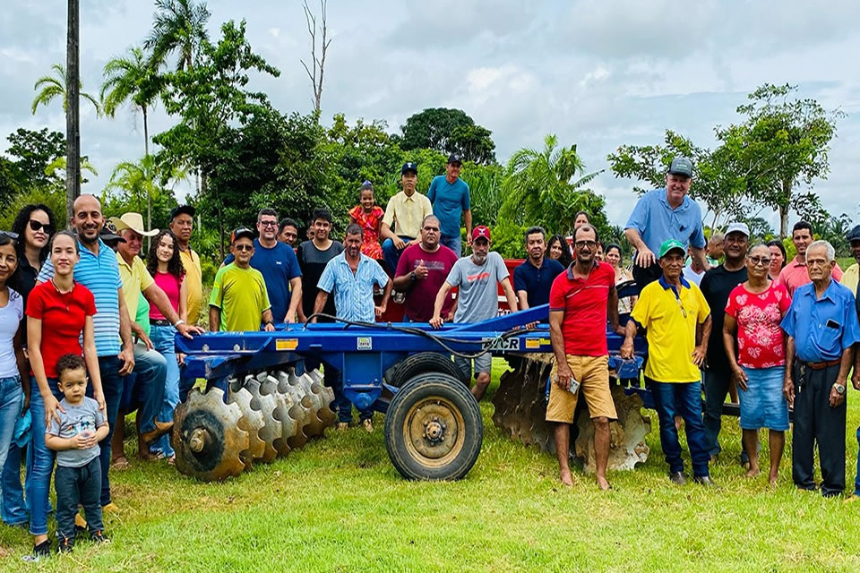 Deputado Pedro Fernandes participa da entrega de implementos para agricultores de Ariquemes