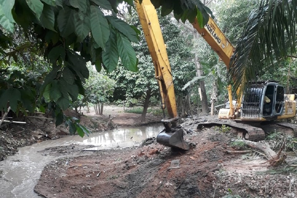 Prefeitura realiza limpeza e desobstrução de canal