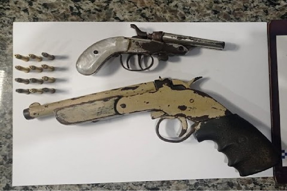 Diante dos fatos, foi dada voz de prisão ao suspeito que, juntamente com as armas, foi encaminhado à Delegacia