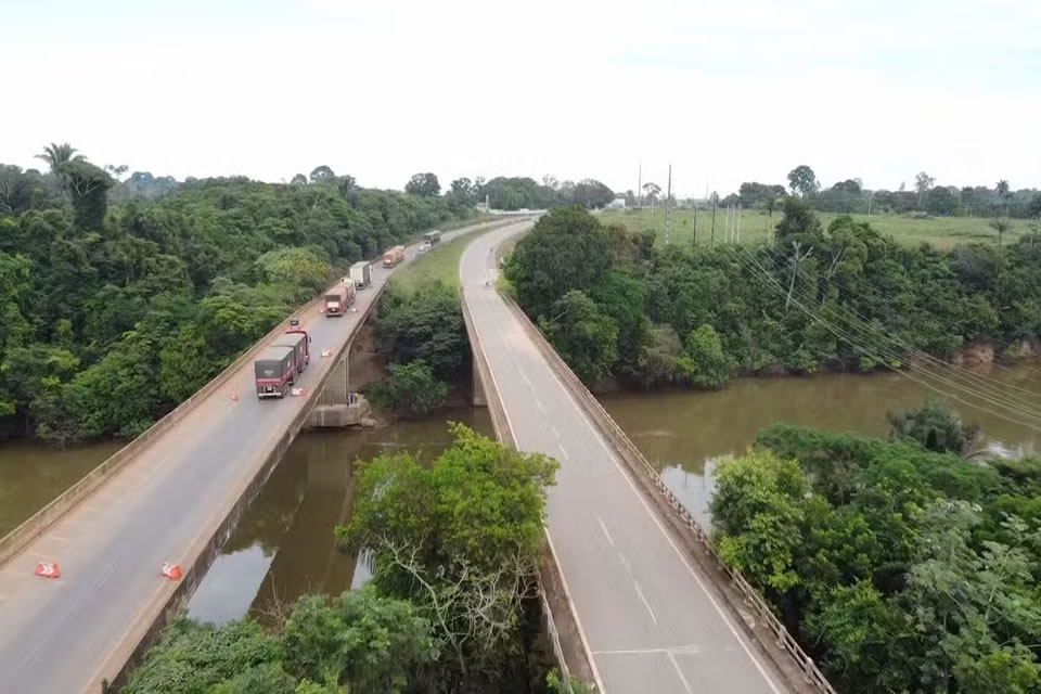 Estacionar no acostamento será proibido durante interdição da ponte sobre o rio Candeias, em RO