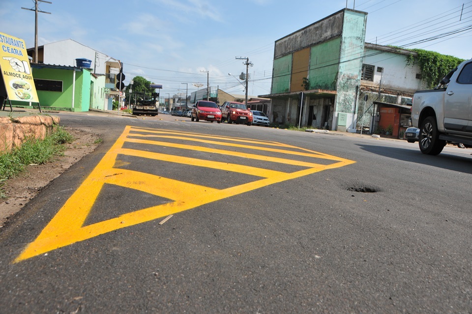 Sinalização da rua Joaquim Nabuco é refeita pela Prefeitura de Porto Velho