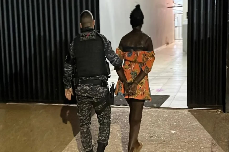 Mulher com mandado de prisão por furto é presa no centro de Porto Velho